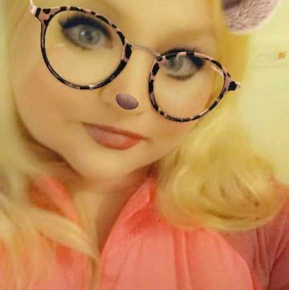 Meet your Posher, Nicole - Picture 3 of 8